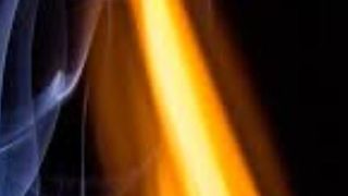 Clipe de teroare pentru o jurnalistă. A fost arsă de o torță la meci