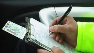 Ipostaza nedorită a unui conducător de microbuz școlar. Prins &icirc;n stare de ebrietate la volan