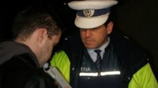 Ipostaza nedorită a unui conducător de microbuz școlar. Prins &icirc;n stare de ebrietate la volan