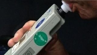 Ipostaza nedorită a unui conducător de microbuz școlar. Prins &icirc;n stare de ebrietate la volan