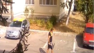 Bătrân snopit în bătaie cu grebla de un piteștean