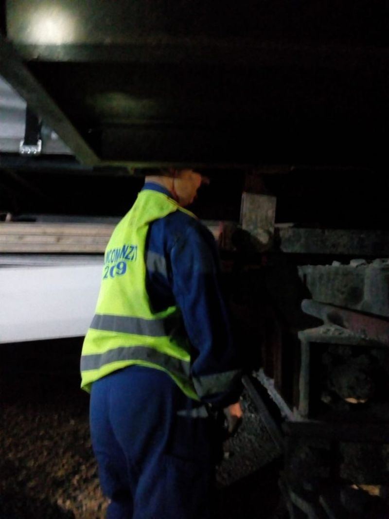 Accident la locul de muncă. Un muncitor cu capul zdrobit de un vagon