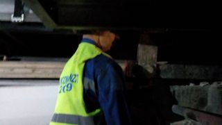 Accident la locul de muncă. Un muncitor cu capul zdrobit de un vagon