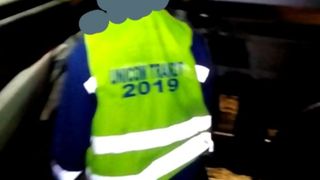 Accident la locul de muncă. Un muncitor cu capul zdrobit de un vagon