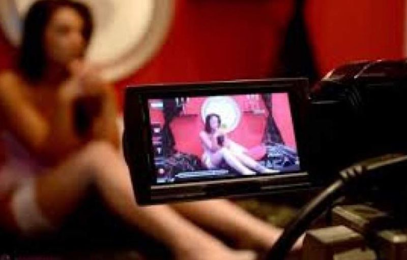 Fete bătute și obligate să se prostitueze. Printre ele sunt și minore