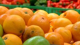 VIDEO | Fructele tratate cu pesticide, vândute doar cu avertisment. Șeful ANPC: „Haideți să afișăm ca pe pachetele de țigări”