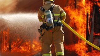 Incendiu de proporții. Pacienți mutați &icirc;n paturi pe stradă