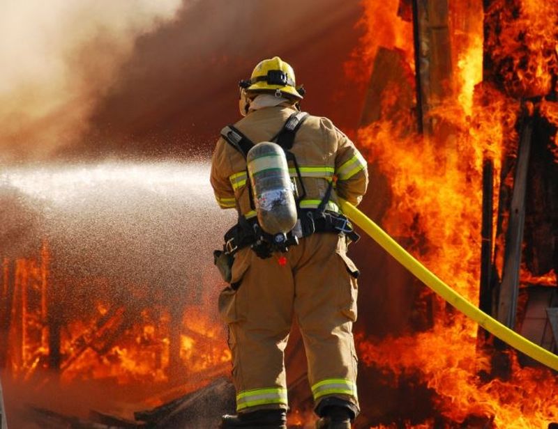 Incendiu de proporții. Pacienți mutați în paturi pe stradă