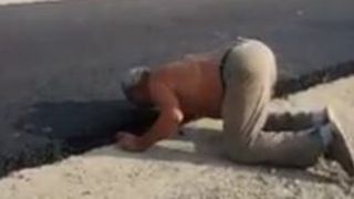 Reacția incredibilă a unui băcăuan când a văzut pentru prima oară asfalt pe strada sa