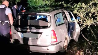 Apel la 112 pentru un bărbat dispărut de acasă, poliţiştii l-au găsit blocat &icirc;n maşină, pe c&acirc;mp