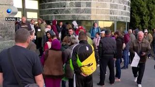 VIDEO | S-au călcat în picioare pentru un loc de parcare, după ce toată noaptea au stat la coadă