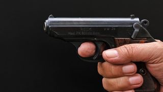 Acțiune șocantă &icirc;n fața unei biserici. T&acirc;năr &icirc;mpușcat &icirc;n cap 