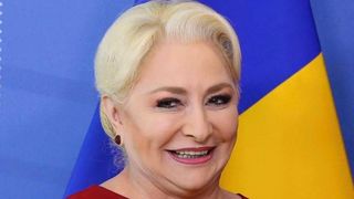 Spectacol total &icirc;n satul Vioricăi Dăncilă! Localnicii fac baie noaptea la lumina farurilor &icirc;n locul numit &rdquo;Băile Dăncilă&rdquo; VIDEO