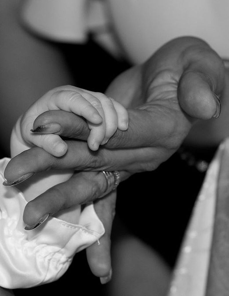 Povestea excepțională a unei tinere care se pregătea să devină mamă. Ce avea în burta care îi creștea încontinuu