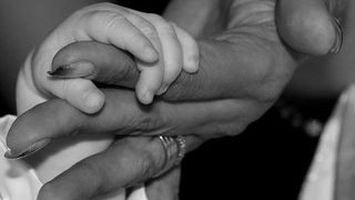 Povestea excepțională a unei tinere care se pregătea să devină mamă. Ce avea &icirc;n burta care &icirc;i creștea &icirc;ncontinuu