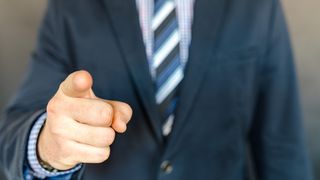 Directorul unei școli din D&acirc;mbovița luat l-a bătaie de tatăl unui elev după ce l-a certat pe copil 