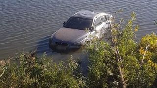 Accident uimitor provocat de o șoferiță. A zburat cu BMW-ul peste mal și a ajuns în iaz