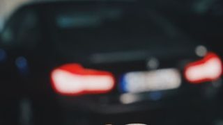 Accident uimitor provocat de o șoferiță. A zburat cu BMW-ul peste mal și a ajuns &icirc;n iaz