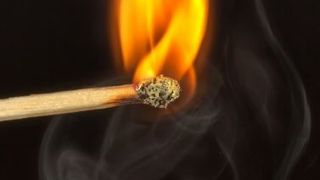 Gestul șocant al unei tinere de 24 de ani. Fata s-a autoincendiat, motivul este uluitor