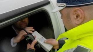 Adolescent în vârstă de 16 ani, prins beat la volan. Este incredibil cu cât mergea băiatul prin localitate