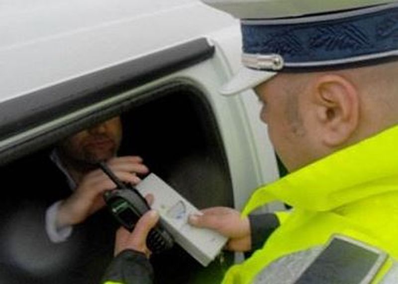 Adolescent în vârstă de 16 ani, prins beat la volan. Este incredibil cu cât mergea băiatul prin localitate