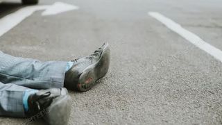 Un biciclist de 84 de ani nu i-a acordat prioritate unui microbuz. Ce s-a &icirc;nt&acirc;mplat e uimitor