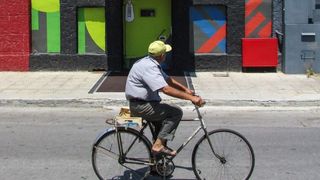 Un biciclist de 84 de ani nu i-a acordat prioritate unui microbuz. Ce s-a &icirc;nt&acirc;mplat e uimitor