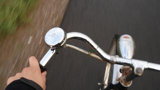 Un biciclist de 84 de ani nu i-a acordat prioritate unui microbuz. Ce s-a &icirc;nt&acirc;mplat e uimitor