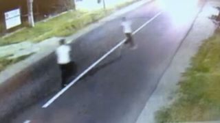 Râzbunare sângeroasă în stradă. Băiat înjunghiat și lăsat să moară