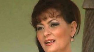 O renumită cântăreață de muzică populară împușcată în cap de soț. Scene terifiante chiar în fața copilului