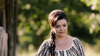 O renumită cântăreață de muzică populară împușcată în cap de soț. Scene terifiante chiar în fața copilului