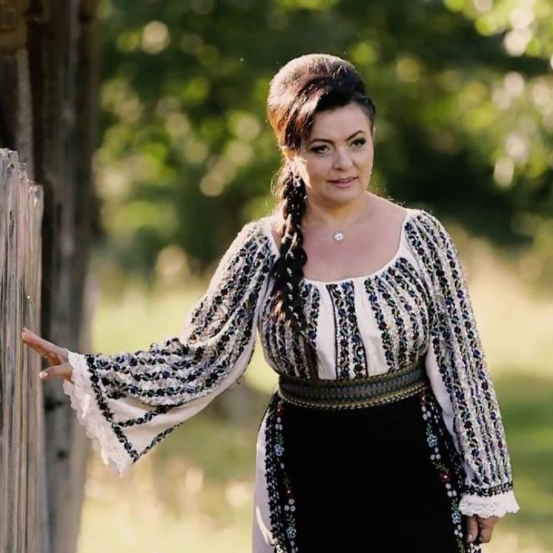 O renumită cântăreață de muzică populară împușcată în cap de soț. Scene terifiante chiar în fața copilului