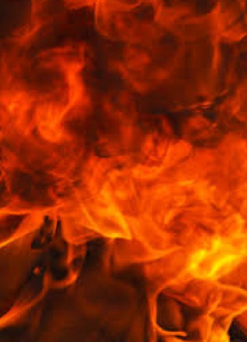 Scene șocante. Când a auzit de divorț, femeia și-a stropit bărbatul cu benzină și l-a incendiat