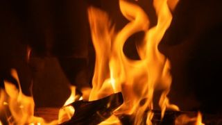 Scene șocante. Când a auzit de divorț, femeia și-a stropit bărbatul cu benzină și l-a incendiat