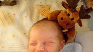 Un bărbat din Argeș și-a lovit bebelușul în vârstă de 7 luni cu pumnul în cap în timpul unei discuții aprinse cu mama copilului