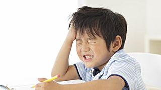 Povestea cutremurătoare a unui elev de 11 ani. Are mâna ruptă după ce a fost bătut și batjocorit de colegii săi