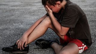 Povestea cutremurătoare a unui elev de 11 ani. Are mâna ruptă după ce a fost bătut și batjocorit de colegii săi