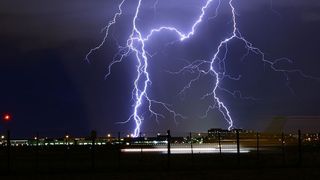 Mașină lovită de două ori de fulger. Ce s-a întâmplat cu pasagerii