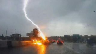 Mașină trăznită de două ori de fulger. Ce s-a întâmplat cu pasagerii