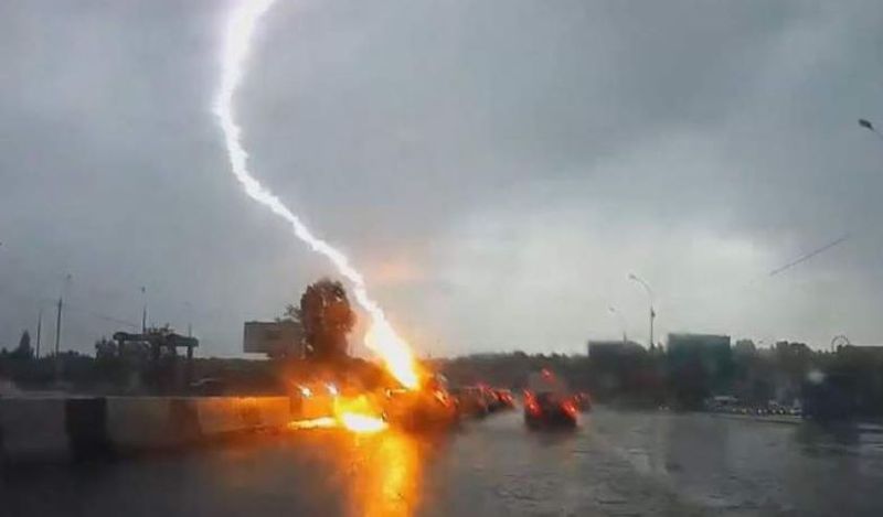 Mașină trăznită de două ori de fulger. Ce s-a întâmplat cu pasagerii