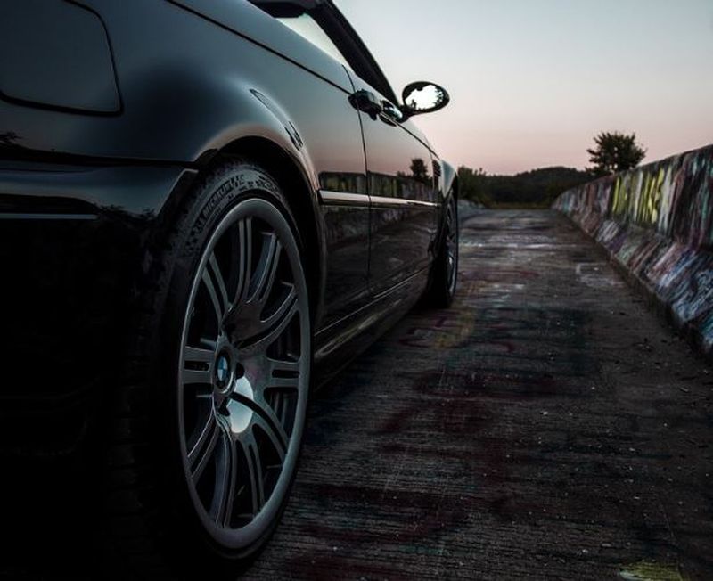 Mașină trăznită de două ori de fulger. Ce s-a întâmplat cu pasagerii