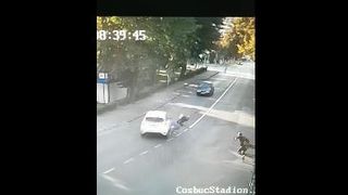 O tânără care conducea o trotinetă electrică, rănită după ce a intrat într-o intersecţie fără să se asigure