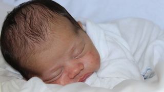 Bebeluș de o zi, găsit fără viață într-un tufiș