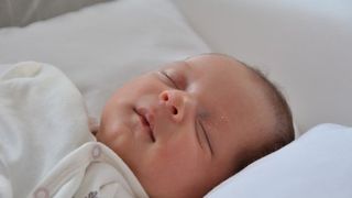 Bebeluș de o zi, găsit fără viață &icirc;ntr-un tufiș. Gestul necugetat al mamei