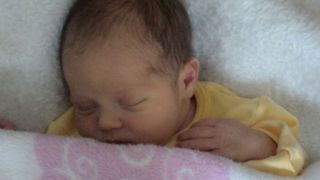 Bebeluș de o zi, găsit fără viață &icirc;ntr-un tufiș. Gestul necugetat al mamei