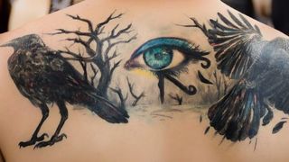 Și-a făcut un tatuaj și a ajuns de urgență la spital, la un pas de a-și pierde vederea