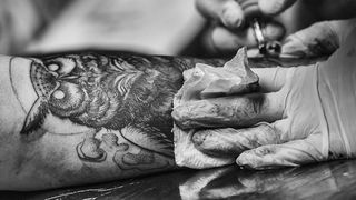 Și-a făcut un tatuaj și a ajuns de urgență la spital, la un pas de a-și pierde vederea