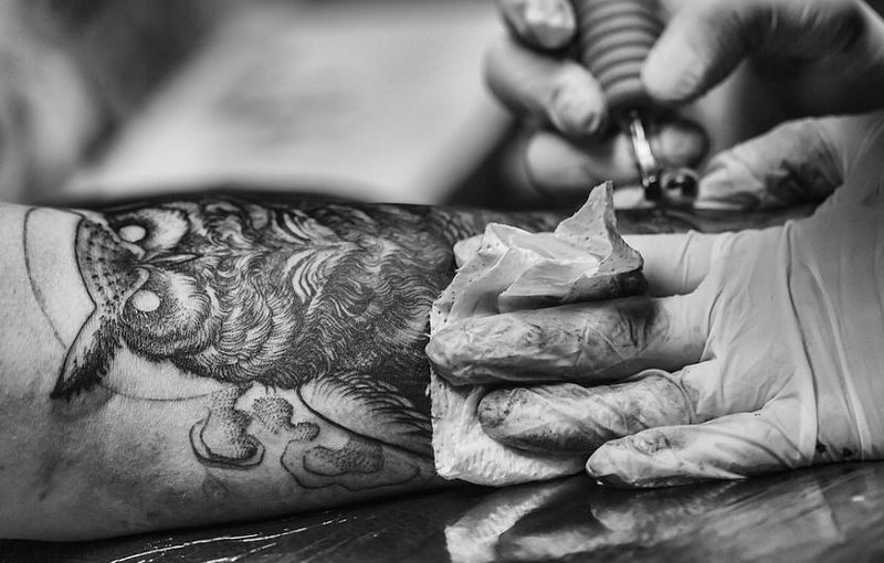 Și-a făcut un tatuaj și a ajuns de urgență la spital, la un pas de a-și pierde vederea