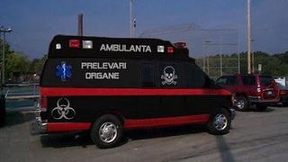 Ambulanța neagră care fură copii a ajuns &icirc;n Italia! Rom&acirc;nii din diaspora au exportat cel mai teribil mit urban &icirc;n țările din Uniunea Europeană