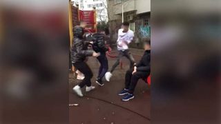 Adolescent bătut cu sălbăticie de trei băieți într-un parc din București